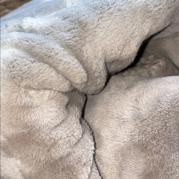 UGG Novah Queen Soft Decadent Plush Fleece Blanket …NWT! - Picture 10 of 10